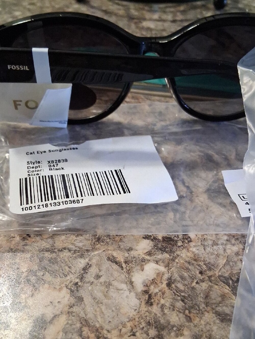 Fossil Black Cat-Eye Sunglasses with Dark Smoke Lenses/ With Twilly - Picture 3 of 3